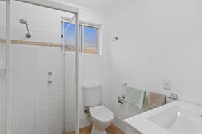 Deluxe Family Room Bathroom at Buccaneer Motel Long Jetty NSW